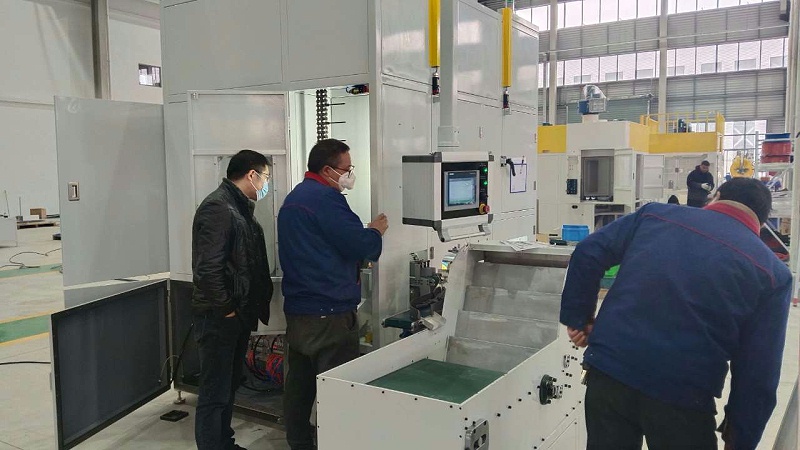 特瑞堡到訪南通工廠驗(yàn)收鏈?zhǔn)綕L膠機(jī)2