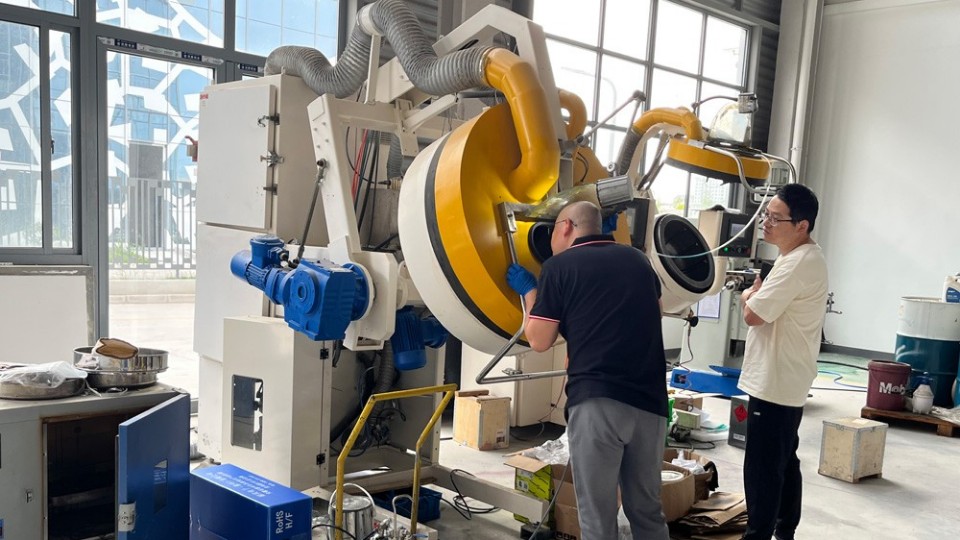 浙江寧波橡膠減震客戶到訪參觀自動(dòng)噴膠機(jī)和滾噴機(jī)