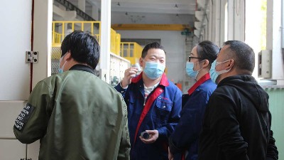 襯套客戶來訪涂膠機打樣，并參觀濕氏噴砂磷化線