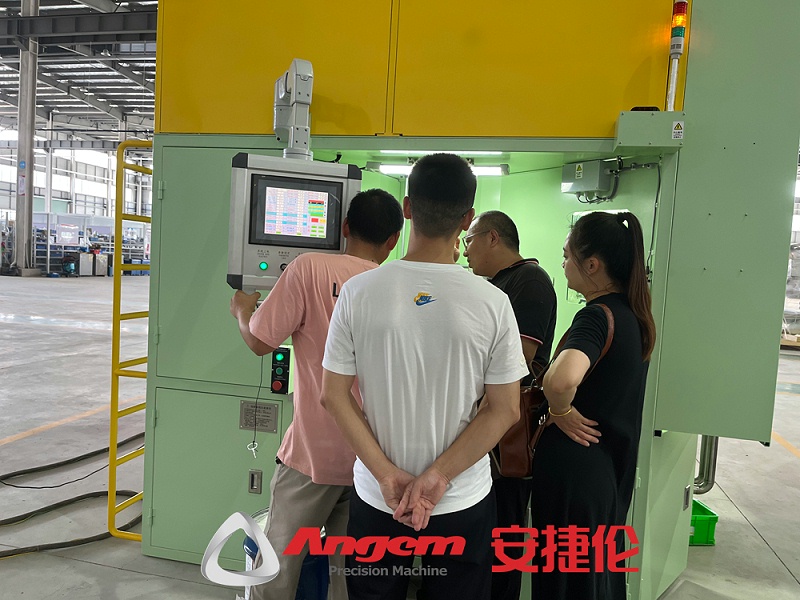 自動(dòng)噴膠機(jī)3