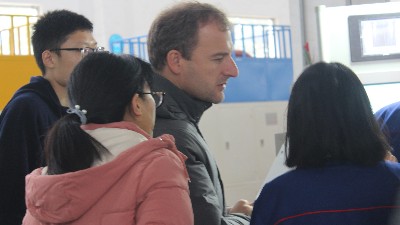 西班牙客戶慕名而來，參觀安捷倫自動(dòng)滾膠機(jī)、滾噴機(jī)！