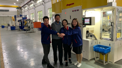 美國一家客戶專程參觀蘇州安捷倫【減震器襯套內(nèi)孔滾膠機】