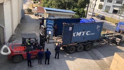 馬來西亞客戶訂購的自動縮徑機(jī)、液壓機(jī)裝車發(fā)貨現(xiàn)場！