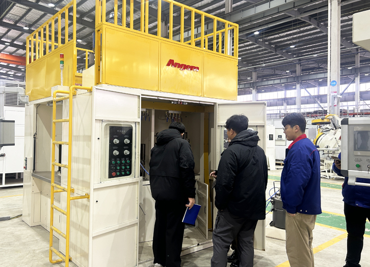 泰國客戶參觀噴膠機(jī)2