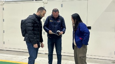 巴西橡膠減震客戶到訪 參觀滾膠機、滾涂機、縮徑機