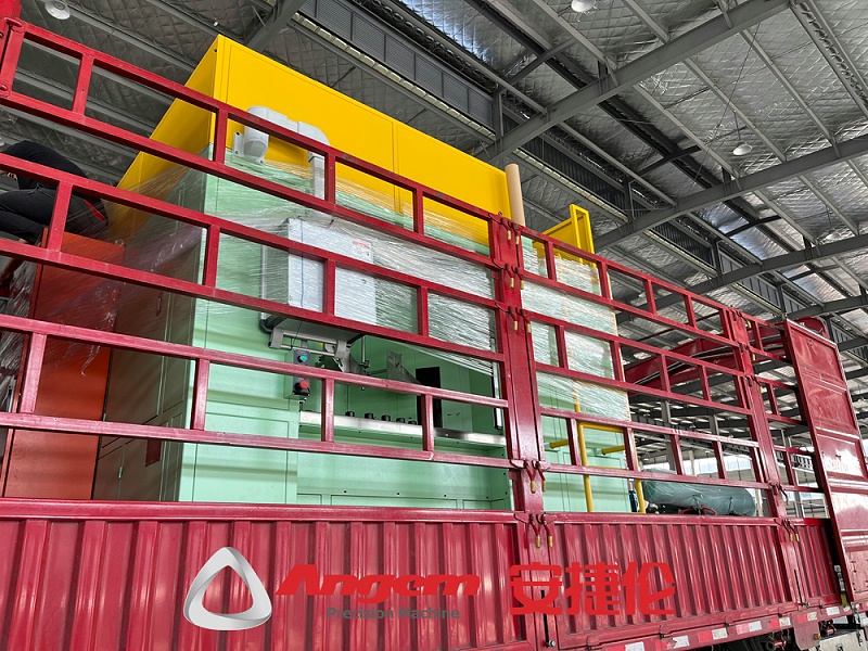 亞新科噴膠機發(fā)貨 (8-)