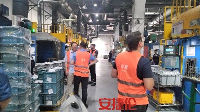 大連、巴西、臺(tái)灣客戶參觀安捷倫橡膠減震自動(dòng)噴膠機(jī)