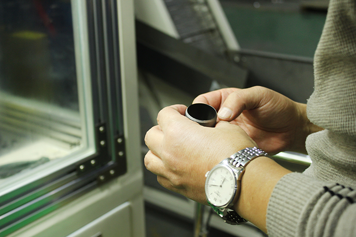 內(nèi)孔自動滾膠機(jī)效果