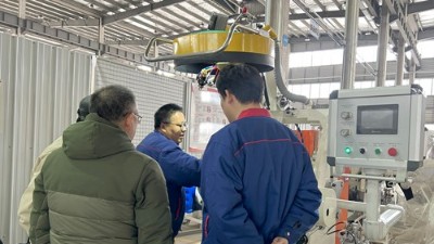 甘肅首單客戶蒞臨安捷倫 驗(yàn)收小五金噴涂設(shè)備滾噴機(jī)