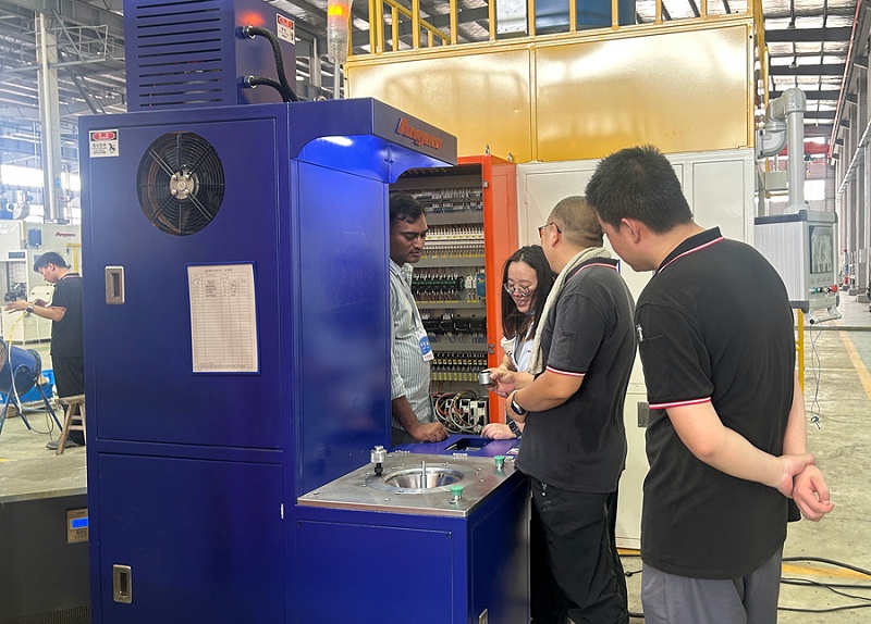 20250801印度哈金森驗(yàn)收自動(dòng)噴膠機(jī) 自動(dòng)縮徑機(jī)13