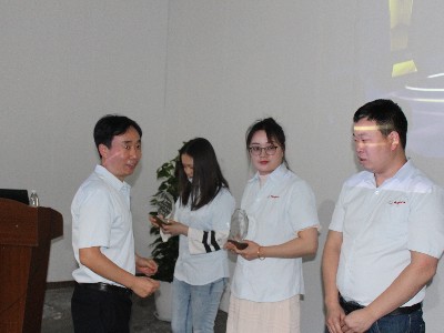 安捷倫--2021年員工大會(huì)-盧總給優(yōu)秀員工領(lǐng)獎(jiǎng)