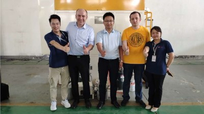 塞爾維亞客戶參觀蘇州安捷倫內(nèi)孔滾膠機