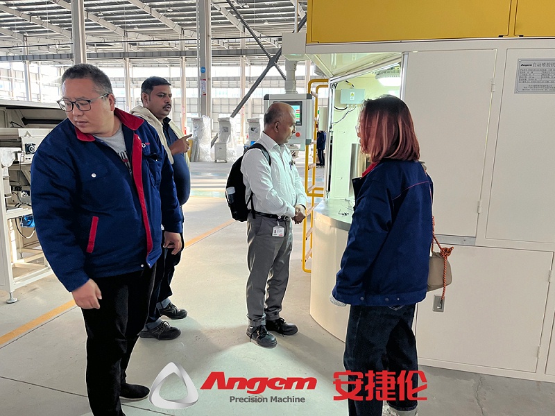 印度哈金森考察橡膠減震噴膠機2