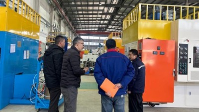 江蘇汽車零部件客戶 現(xiàn)場驗收減震器骨架噴膠機