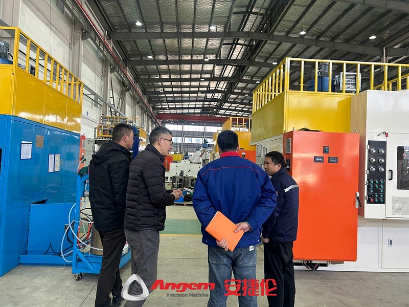 鹽城客戶驗(yàn)收噴膠機(jī)1