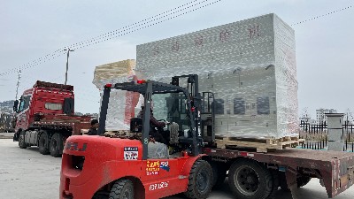 自動浸膠機(jī)、自動噴膠機(jī)發(fā)貨河南汽車橡膠減震客戶