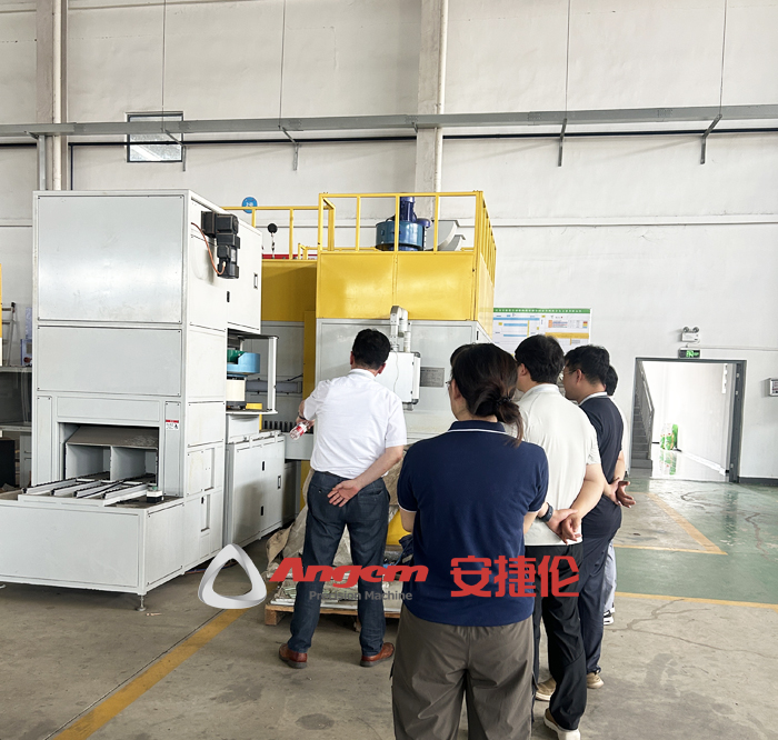 20250827韓國DN到訪參觀噴膠機9