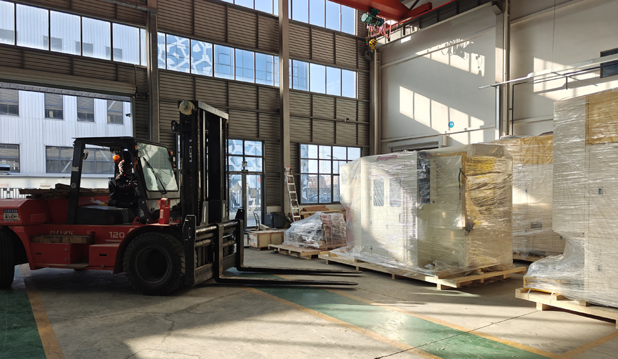 山東軍工制品客戶訂購的自動(dòng)噴膠機(jī)順利發(fā)貨