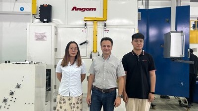 巴西橡膠減震客戶來訪考察噴膠機、浸膠機、涂膠機等設(shè)備